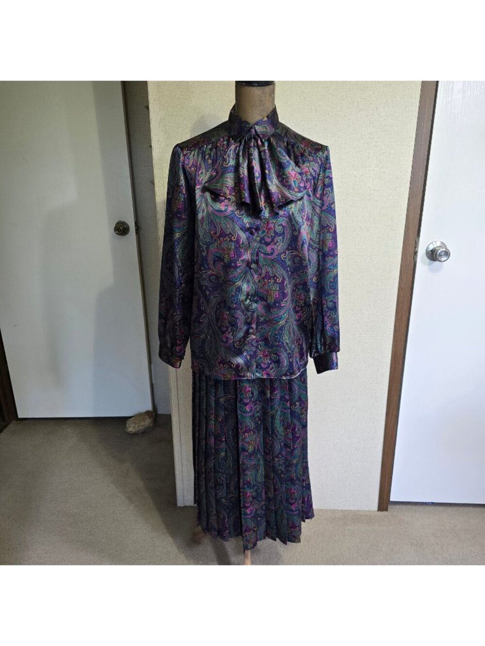 Vintage Russ Size 10 Paisley Two-Piece Set Long Sleeves Blouse Skirt Satin